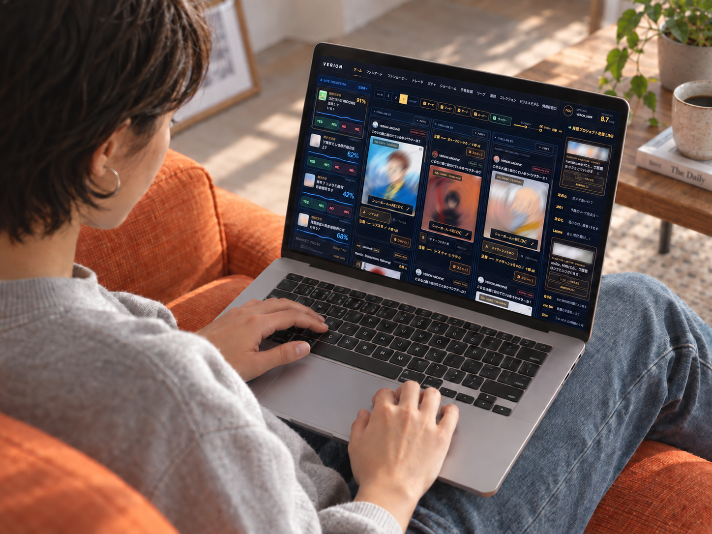 ソファでMacBookのエンターテインメントアプリを使う様子のイメージ